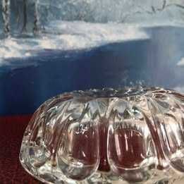 Cinzeiro trabalhado em vidro grosso. diâmetro 19cm *