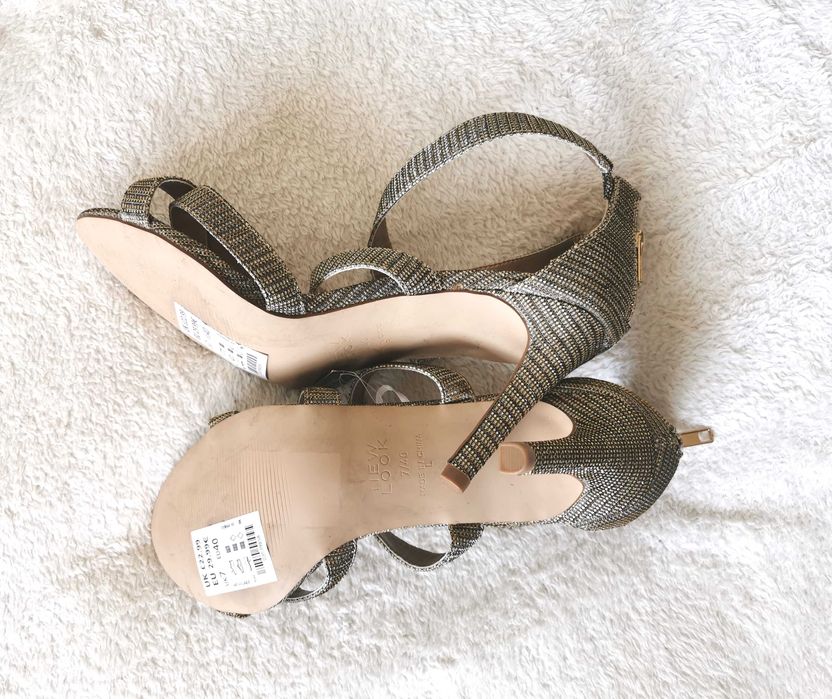 Nowe piękne stylowe sandały na szpilce 40