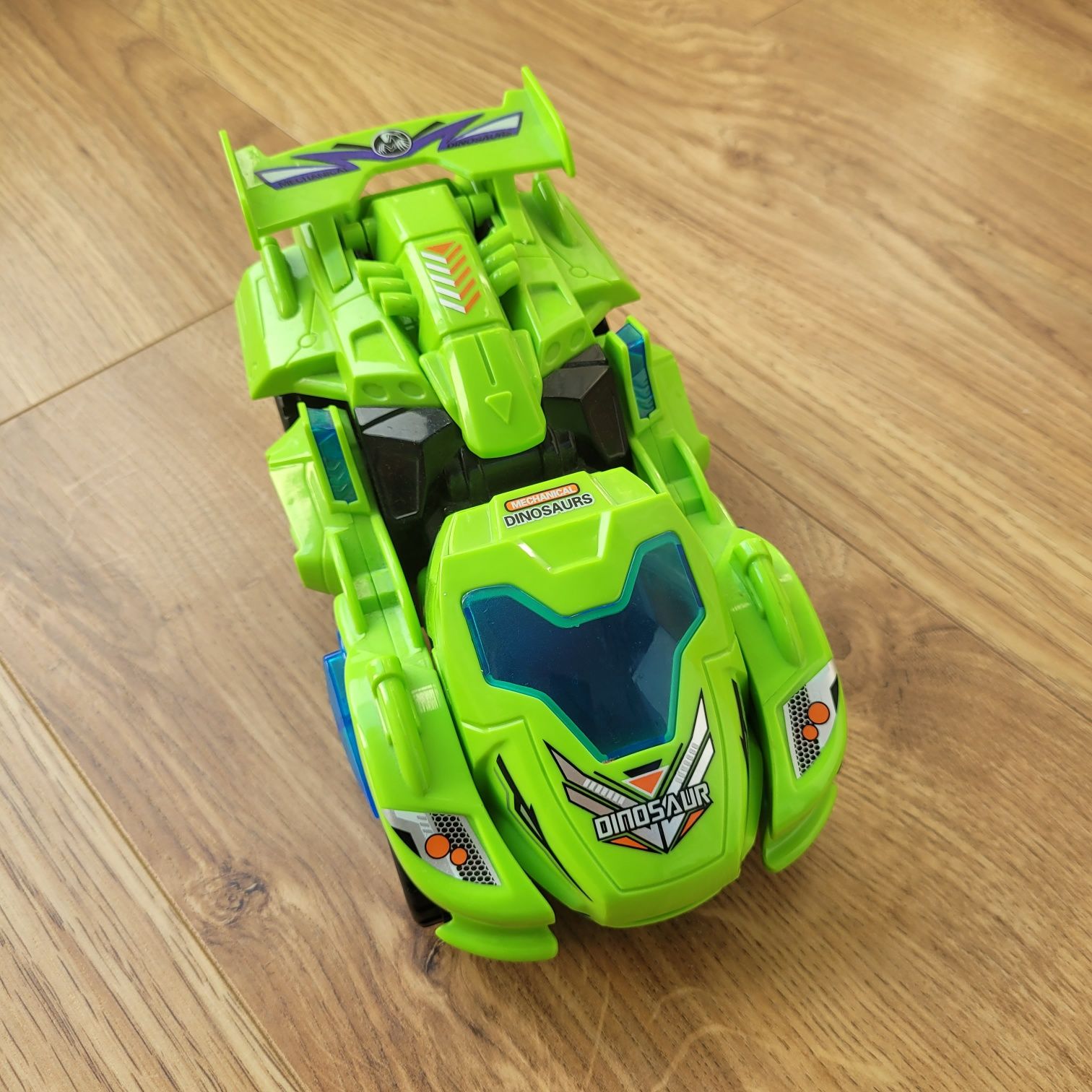 Auto robot jeżdzący i grający