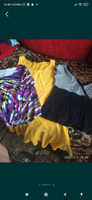 Пакет вещей, футболки, свитер, сарафан- платье.