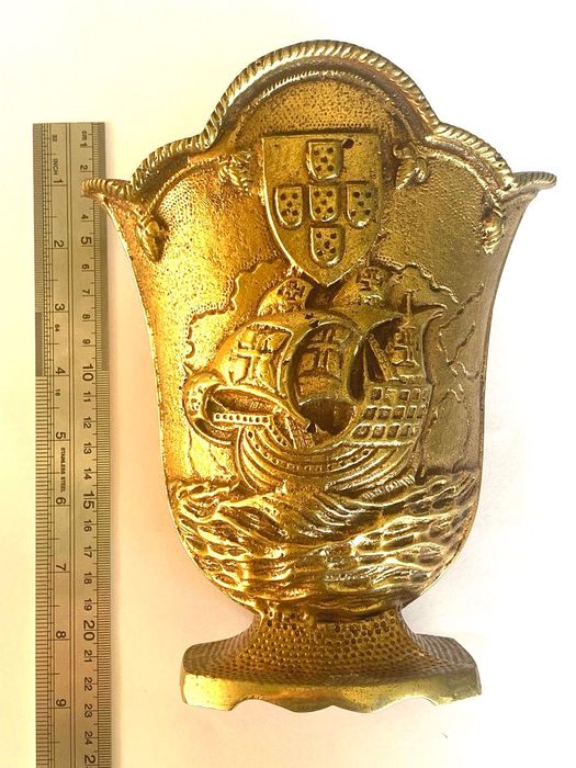 Jarra em Bronze com motivos alusivos mas descobrimentos portugueses