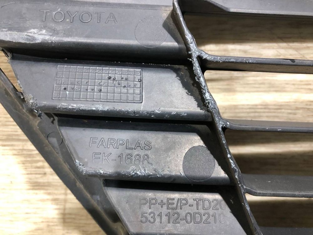 Бампер передний Решетка средняя Toyota Yaris ( 2010 - 2014 г.) решітка