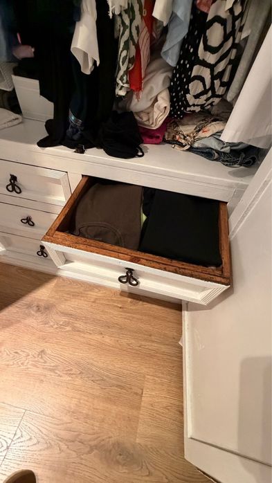 Roupeiro em madeira maciça