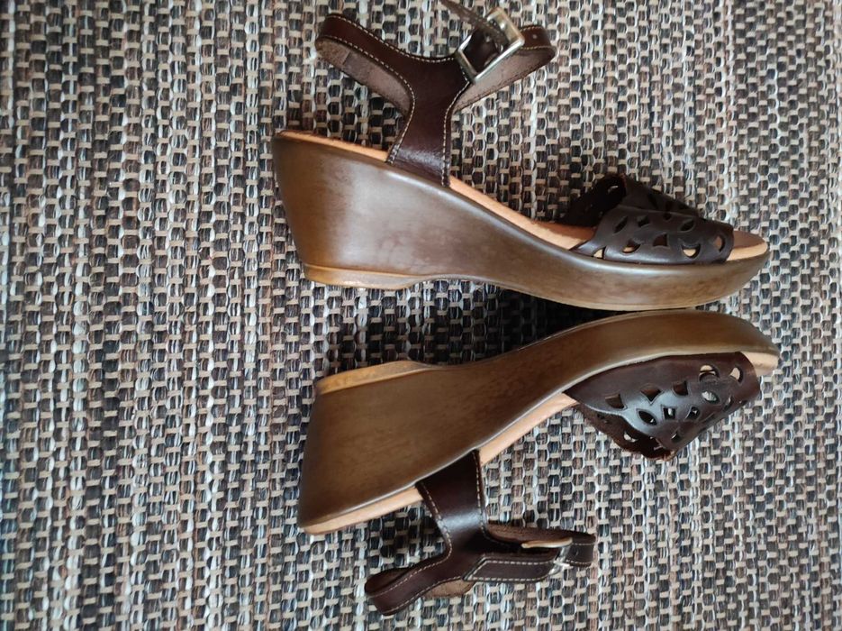 Sandálias castanhas