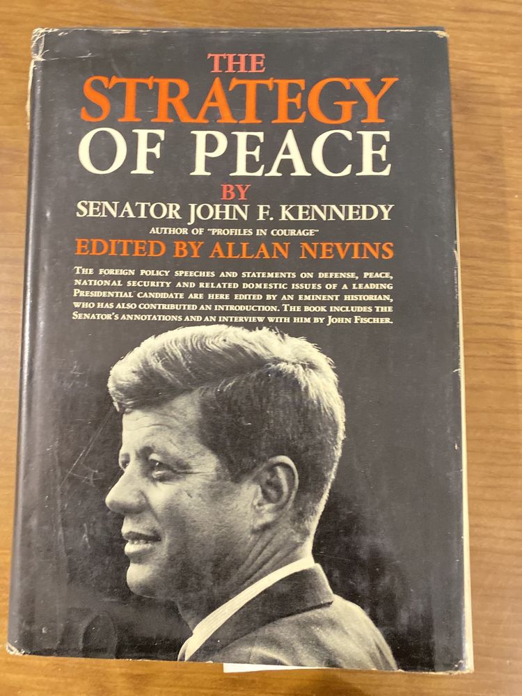 Livro the Strategy of peace by senator John F. Kennedy