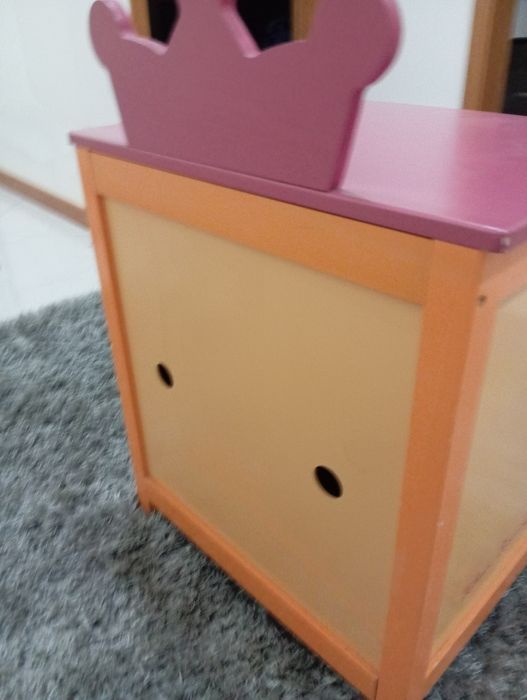 Móvel Infantil com Design de Coroa e Ursinho