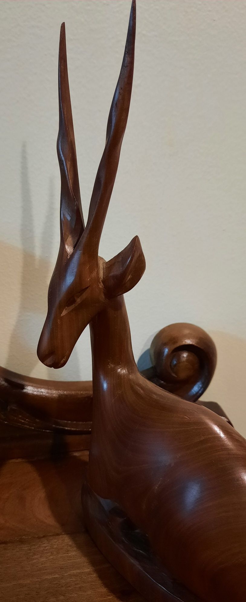 Magnífico e grande par de esculturas de veados madeira esculpida à mão