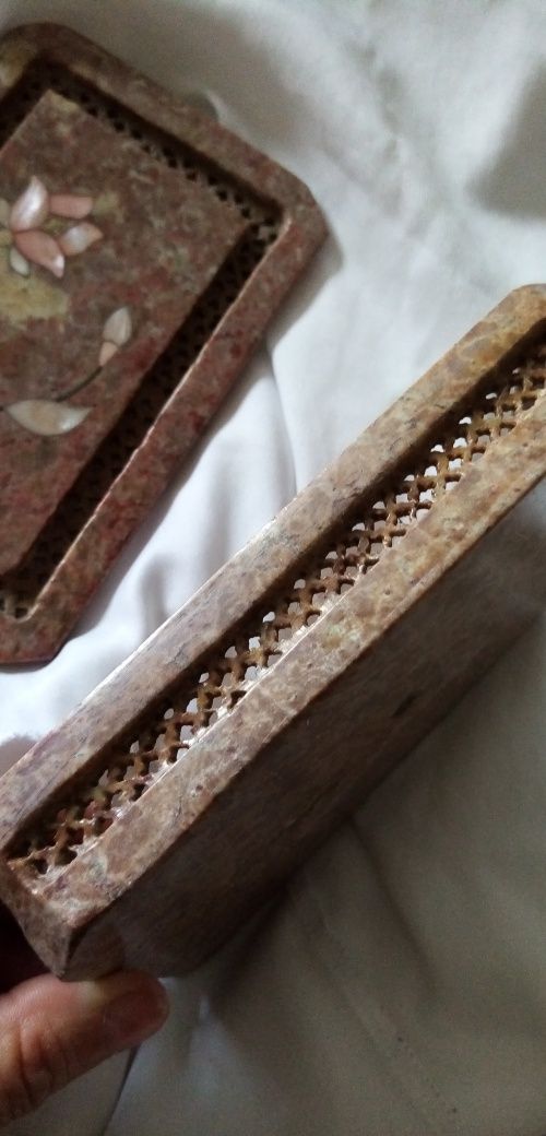 Okazja.Szkatułka z naturalnego kamienia z elementami masy perlowej