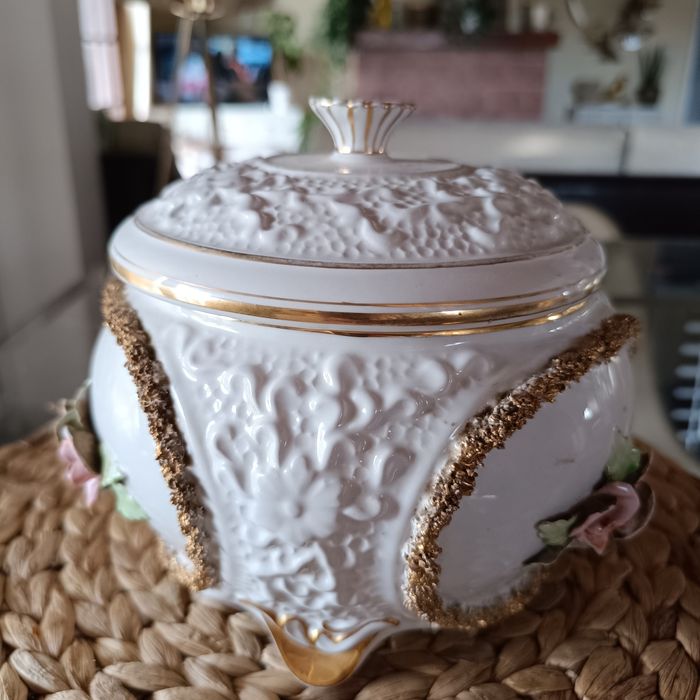 Terrina antiga louça de Alcobaça com flores em relevo