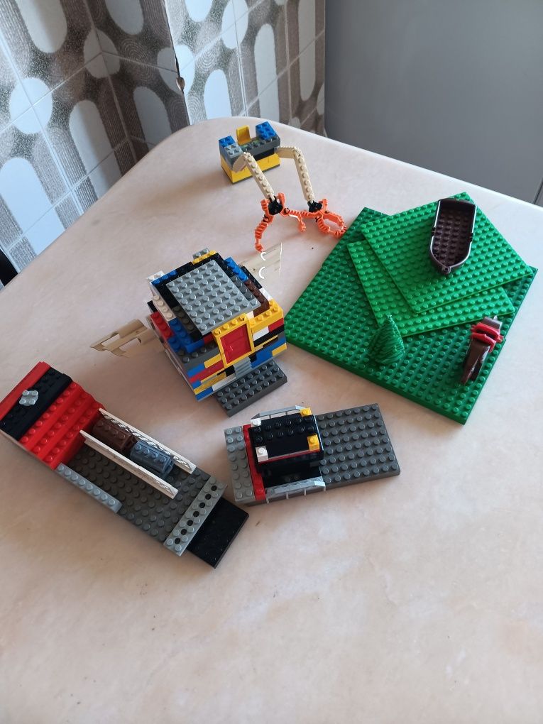 Caixa com centenas de peças  LEGO