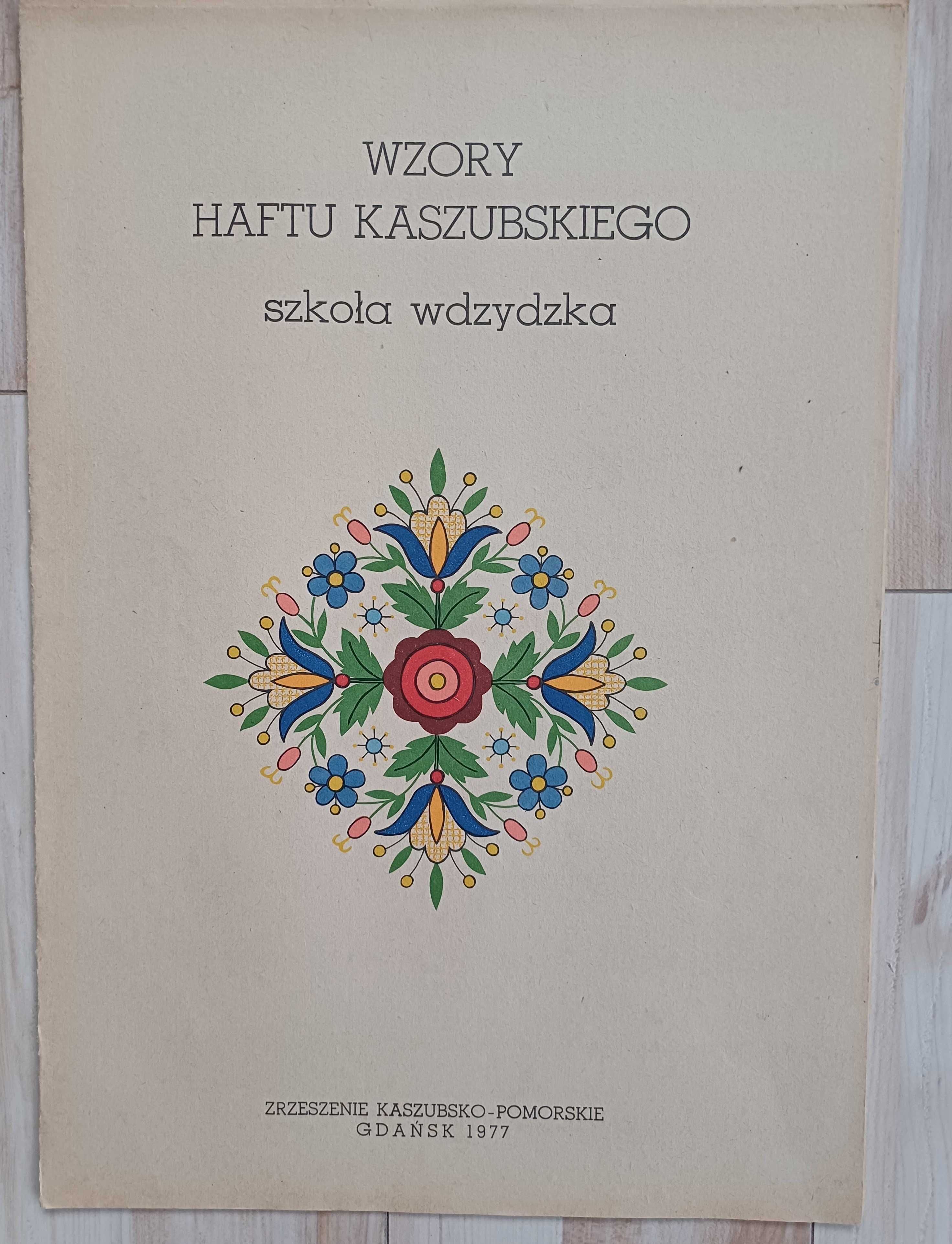 Sześć unikatowych zeszytów z wzorami haftów kaszubskich.