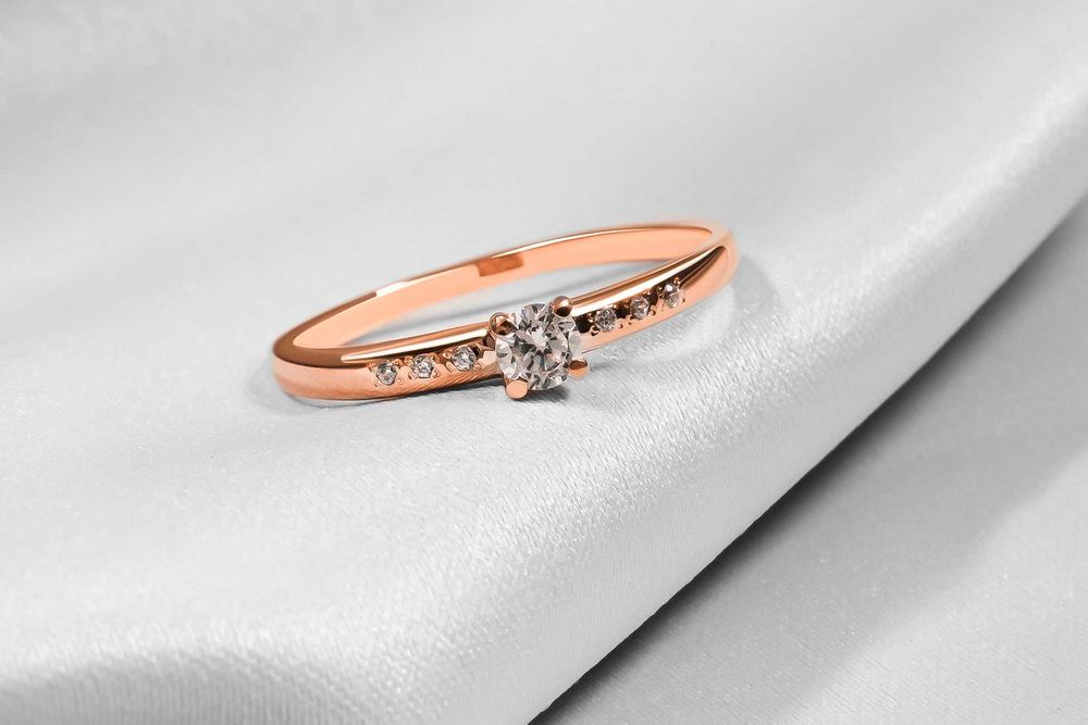 Элегантное кольцо из красного золота с фианитами