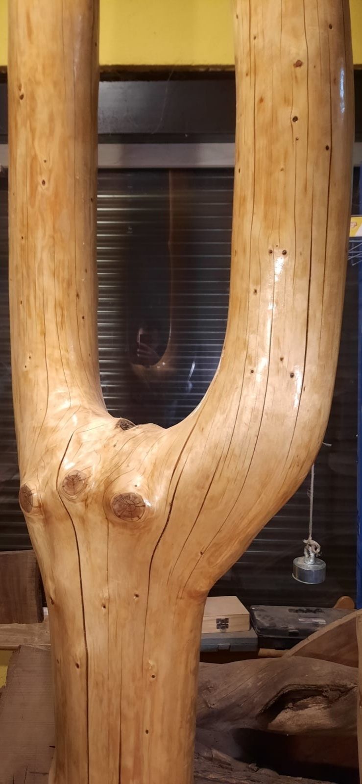 Drewniany filar, belka, słup