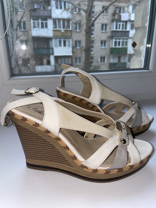 Продам босоніжки на танкетці (мода 2000х)