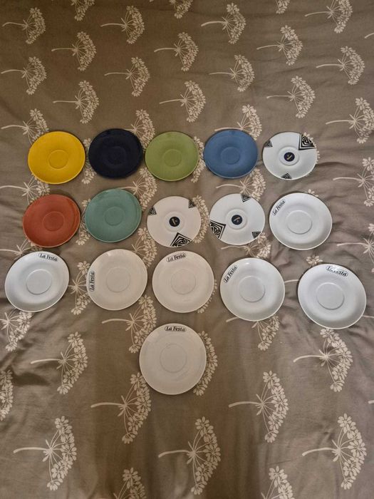 Zestaw 16 talerzyków pod kubek różne firmy