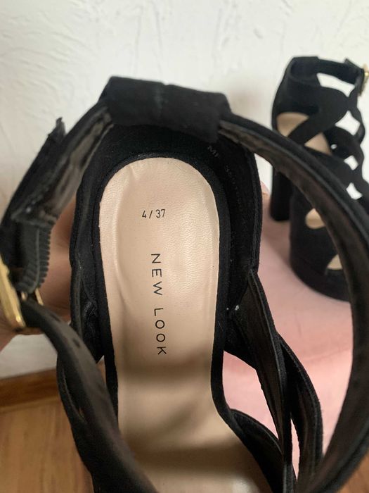 Sandały na obcasie 37