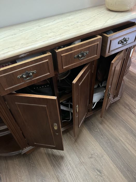 Móvel em madeira e pedra