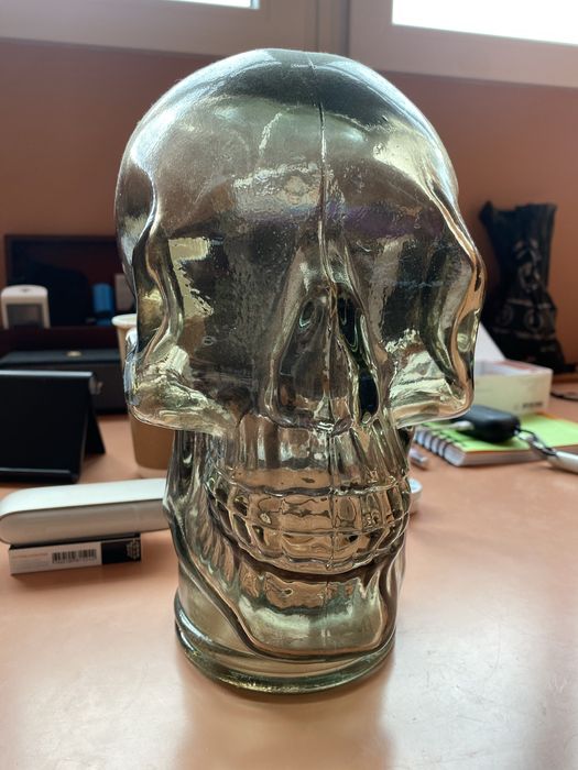 Череп декоративний скляний