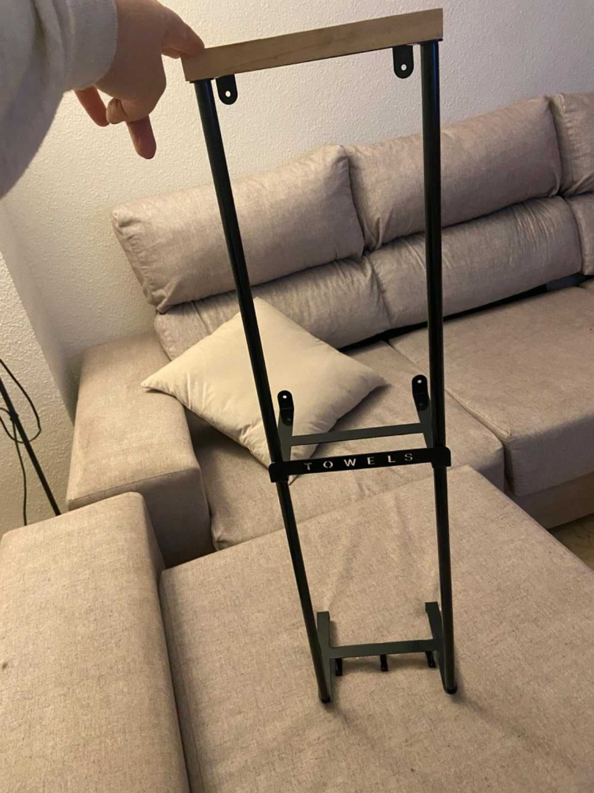 Półka łazienkowa na ręczniki wiszący nowoczesny z haczykami półką