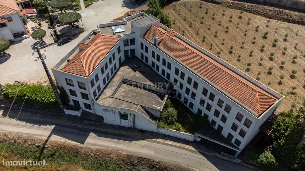 Terreno com Hotel em fase de acabamento, com uma área de 1.768 m² de c