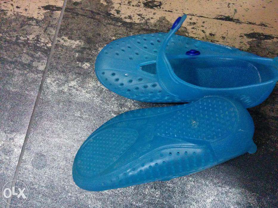 Sapatos de piscina/praia azuis/transparentes Tam. 25/26