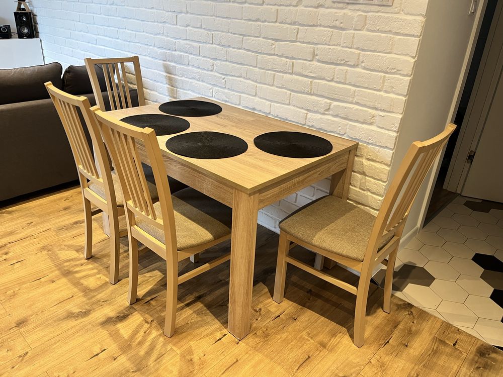 Sprzedam stół z krzesłami w stanie idealnym
