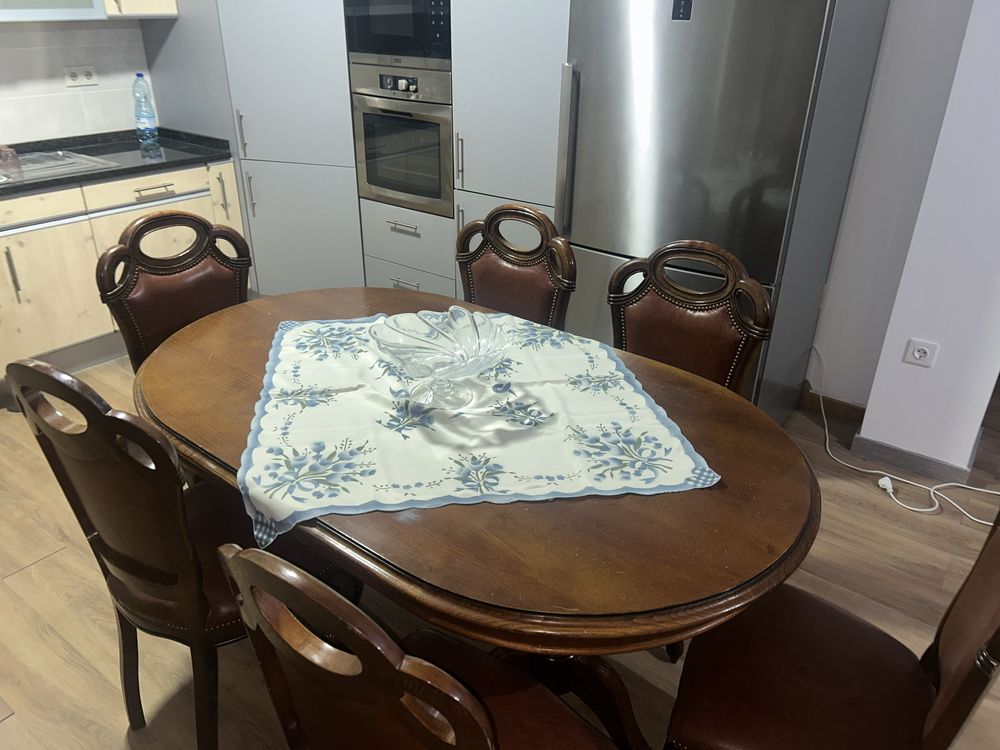 Mesa extencivel com 8 (oito) cadeiras de conjunto