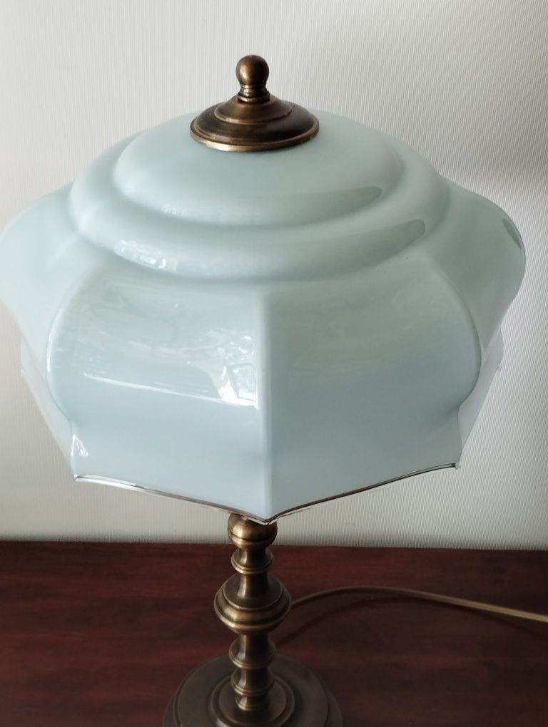 Stara lampa mosiężna z błękitnym starym kloszem