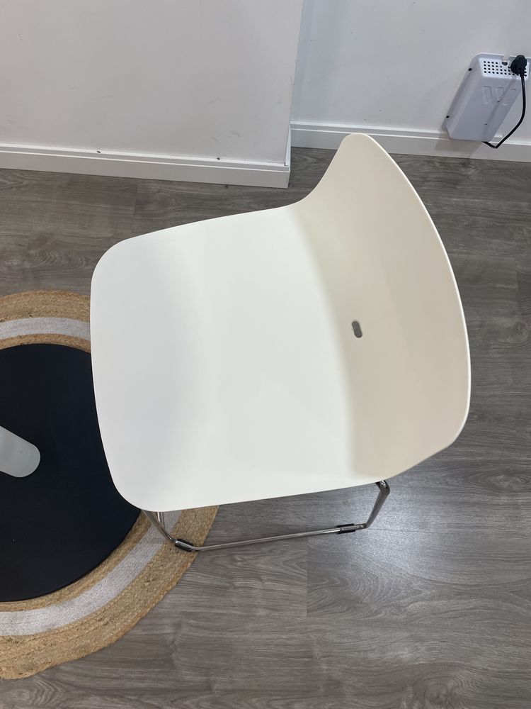 Mesa alta com dois bancos altos brancos