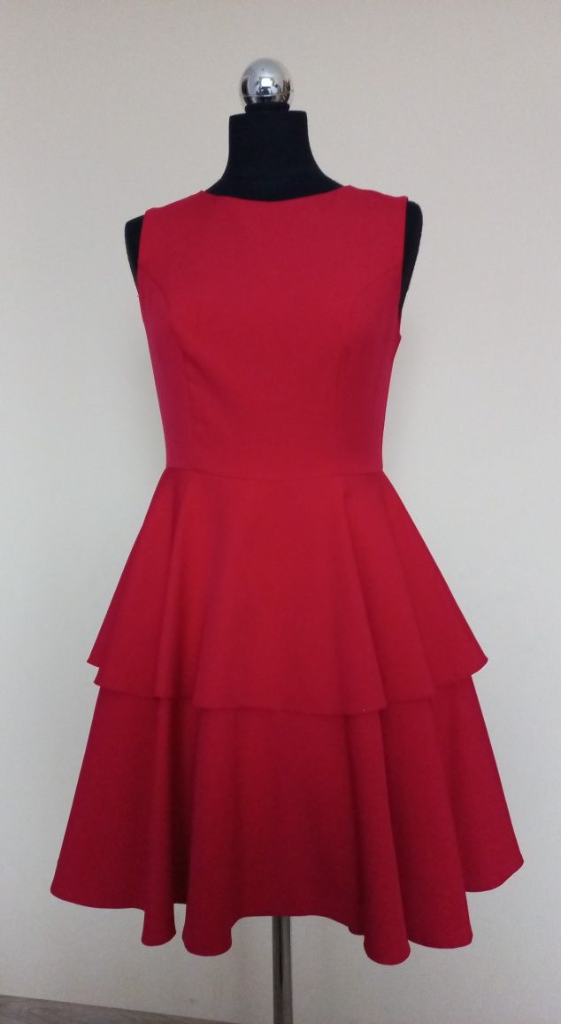 Piękna czerwona sukienka w rozmiarze M