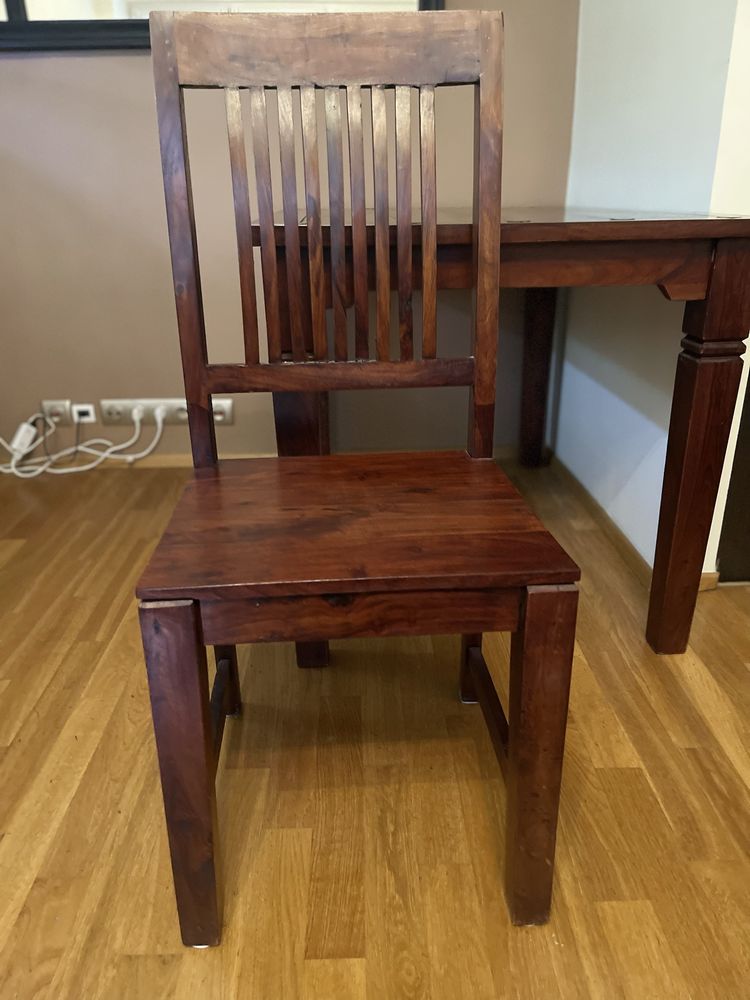 Zestaw stół drewniany i 4 krzesła drewniane.