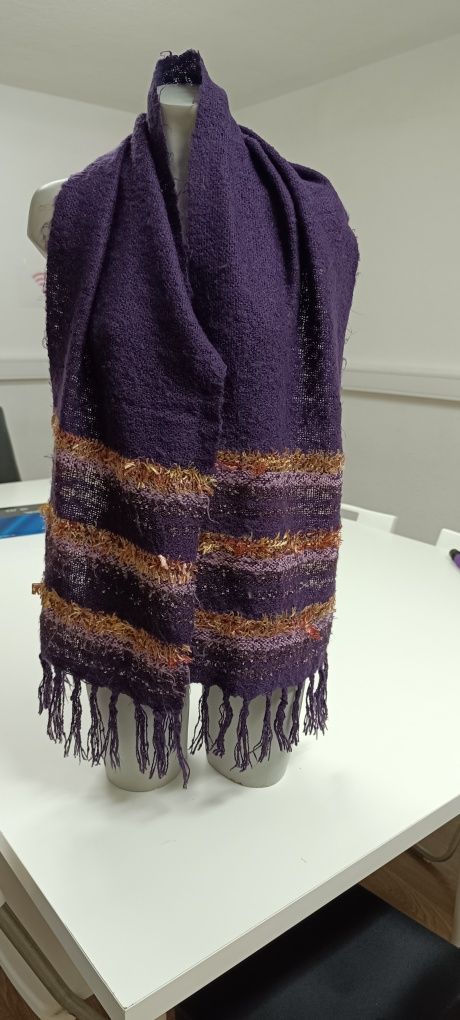 Cachecol em lã. Usado. Cor roxo