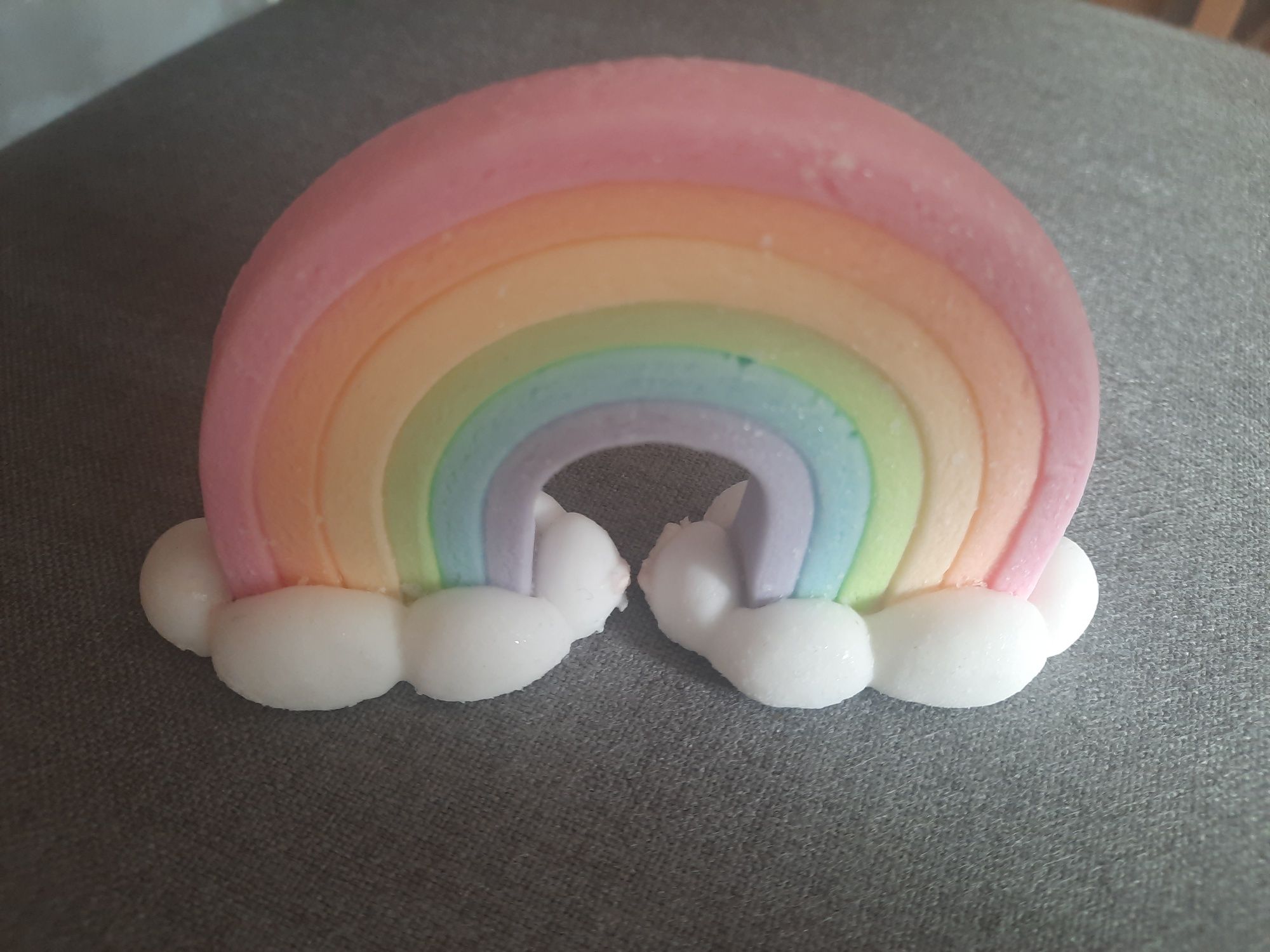Topper na tort tęcza