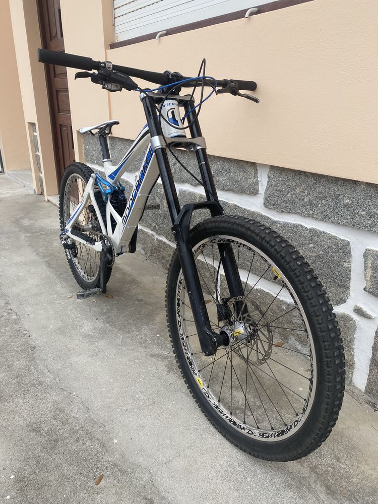 Mondraker Summum Pro Team – Edição 10º Aniversário | Downhill 26” |