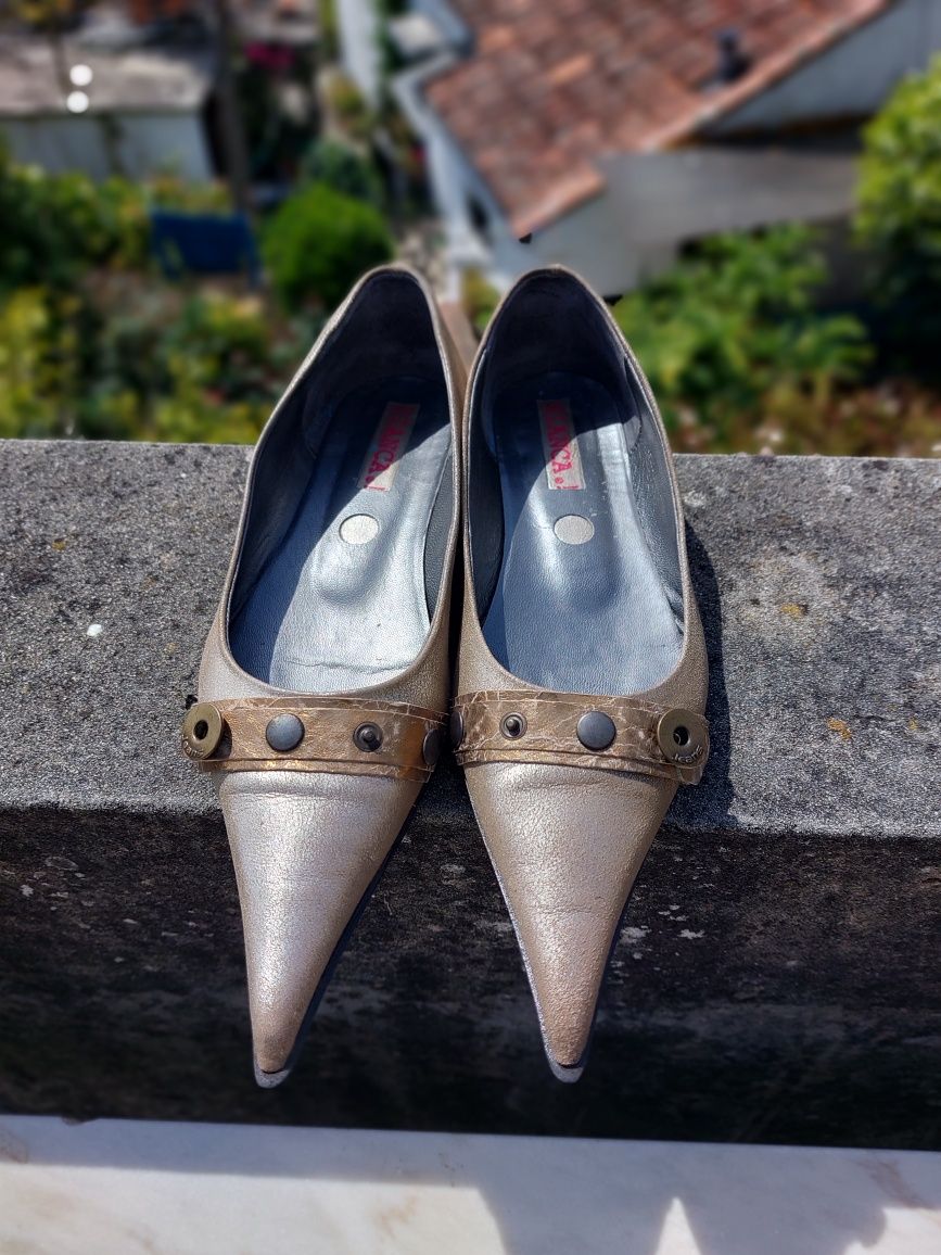 Sapatos rasos dourados/bronze