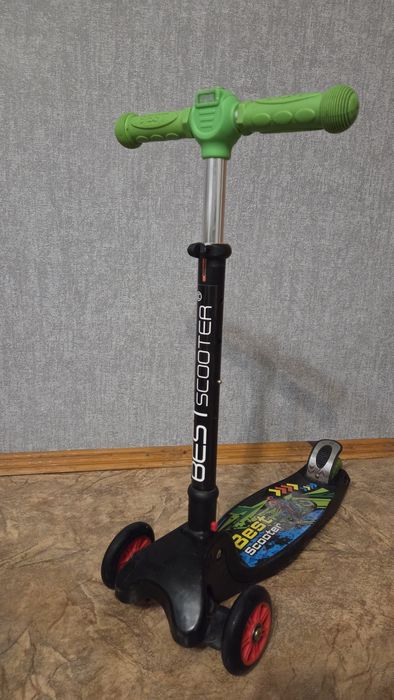 Дитячий самокат.