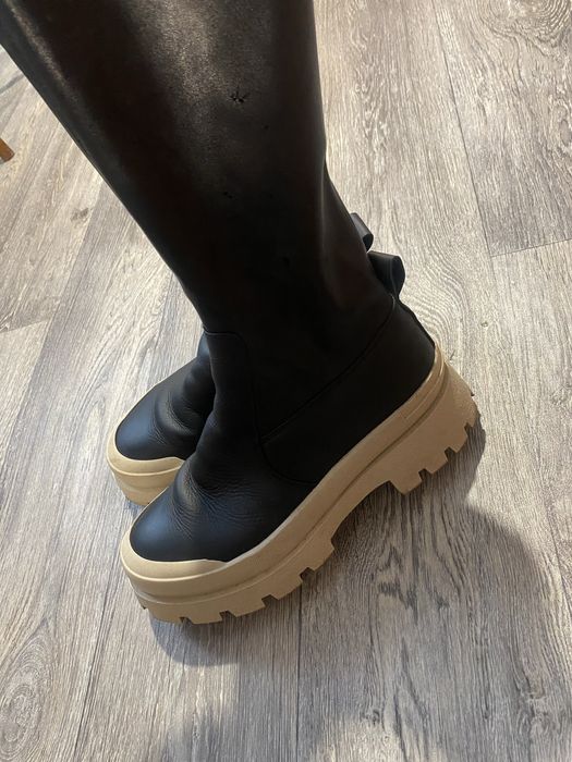 Шкіряні чоботи жіночі