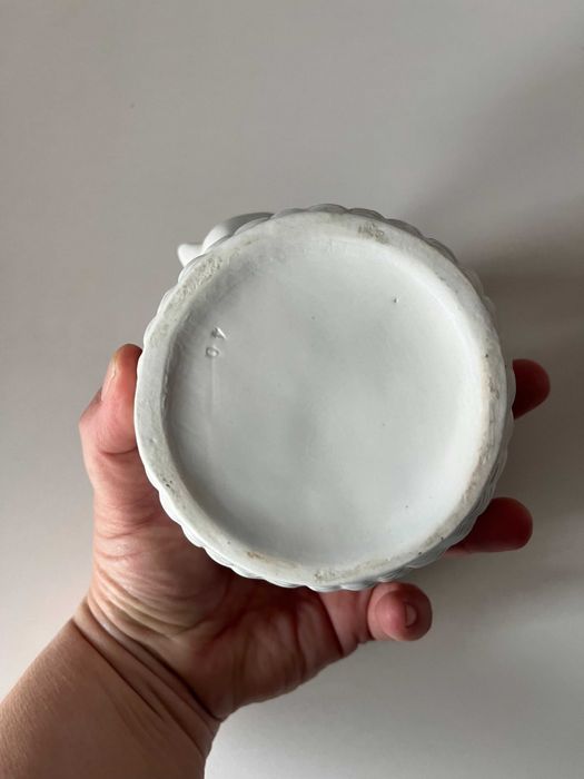 Biała, ceramiczna, ozdobna osłonka z kotkami