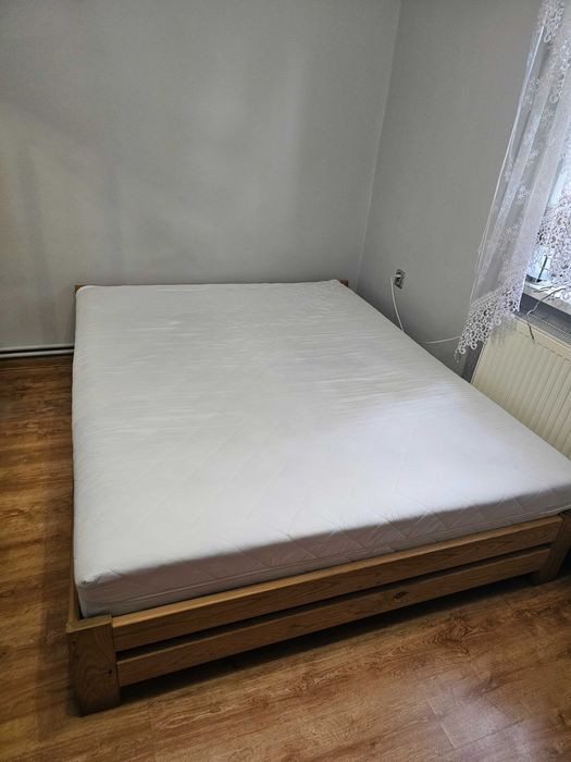Łóżko z materacem