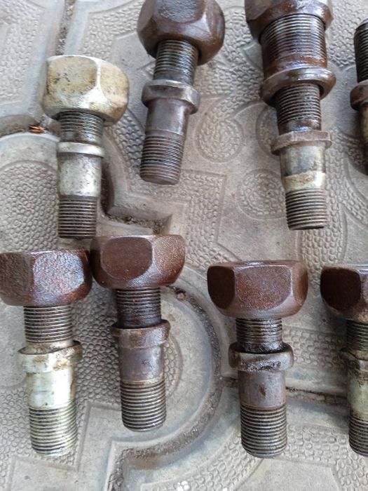 Зіловські колесні шпильки