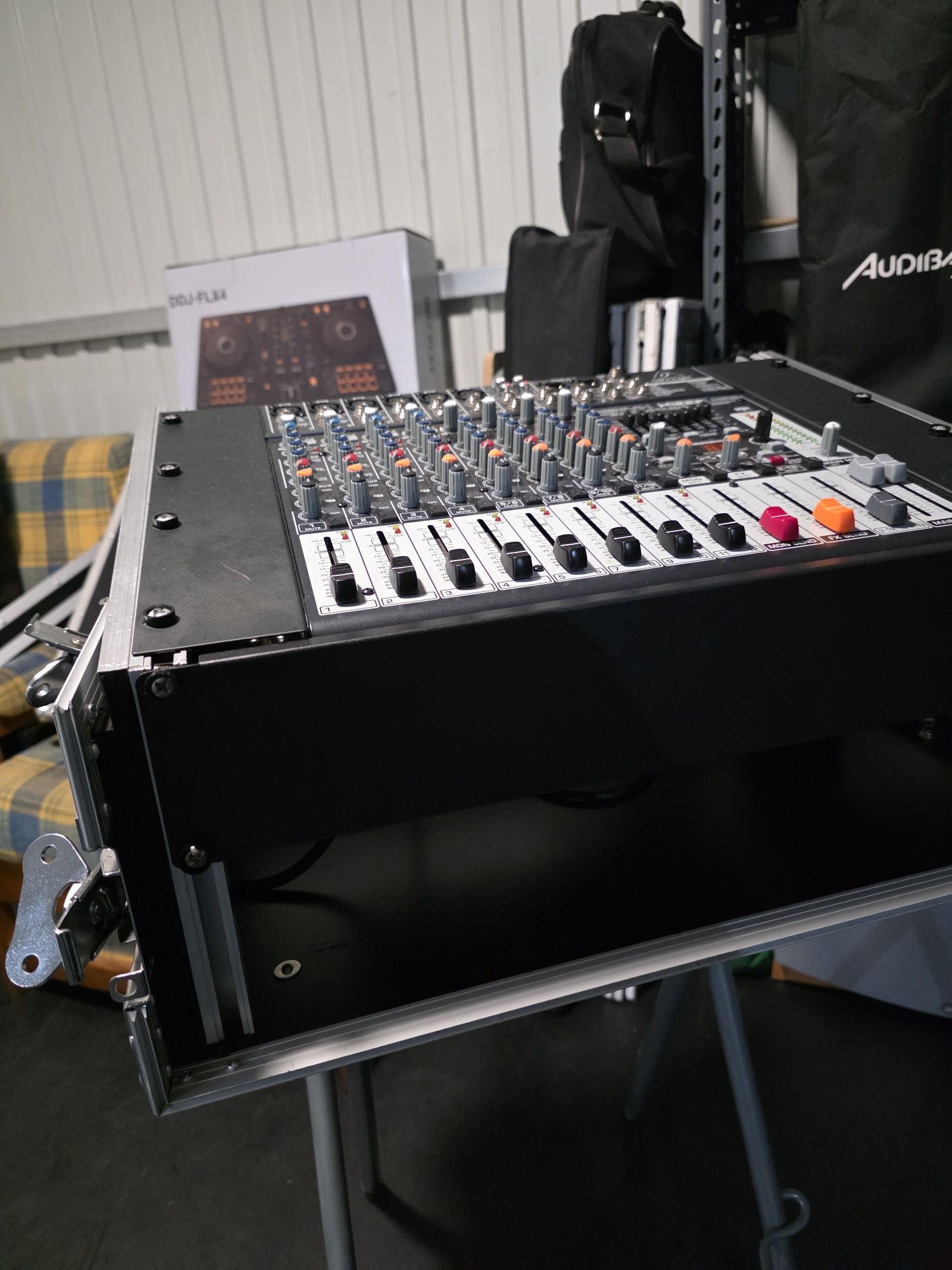 Mesa de Som Behringer x1222usb + Rack