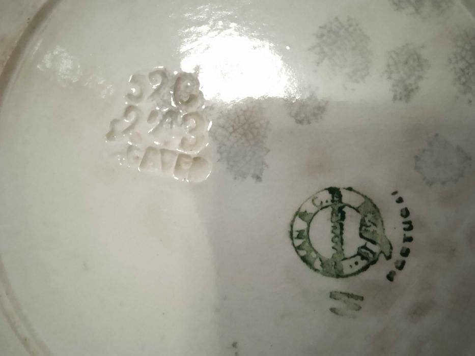 Pratos Antigos com folhas verdes