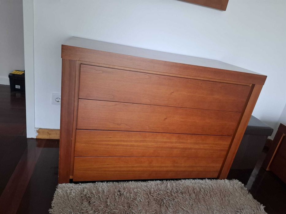 Cómoda de 4 gavetas em madeira
