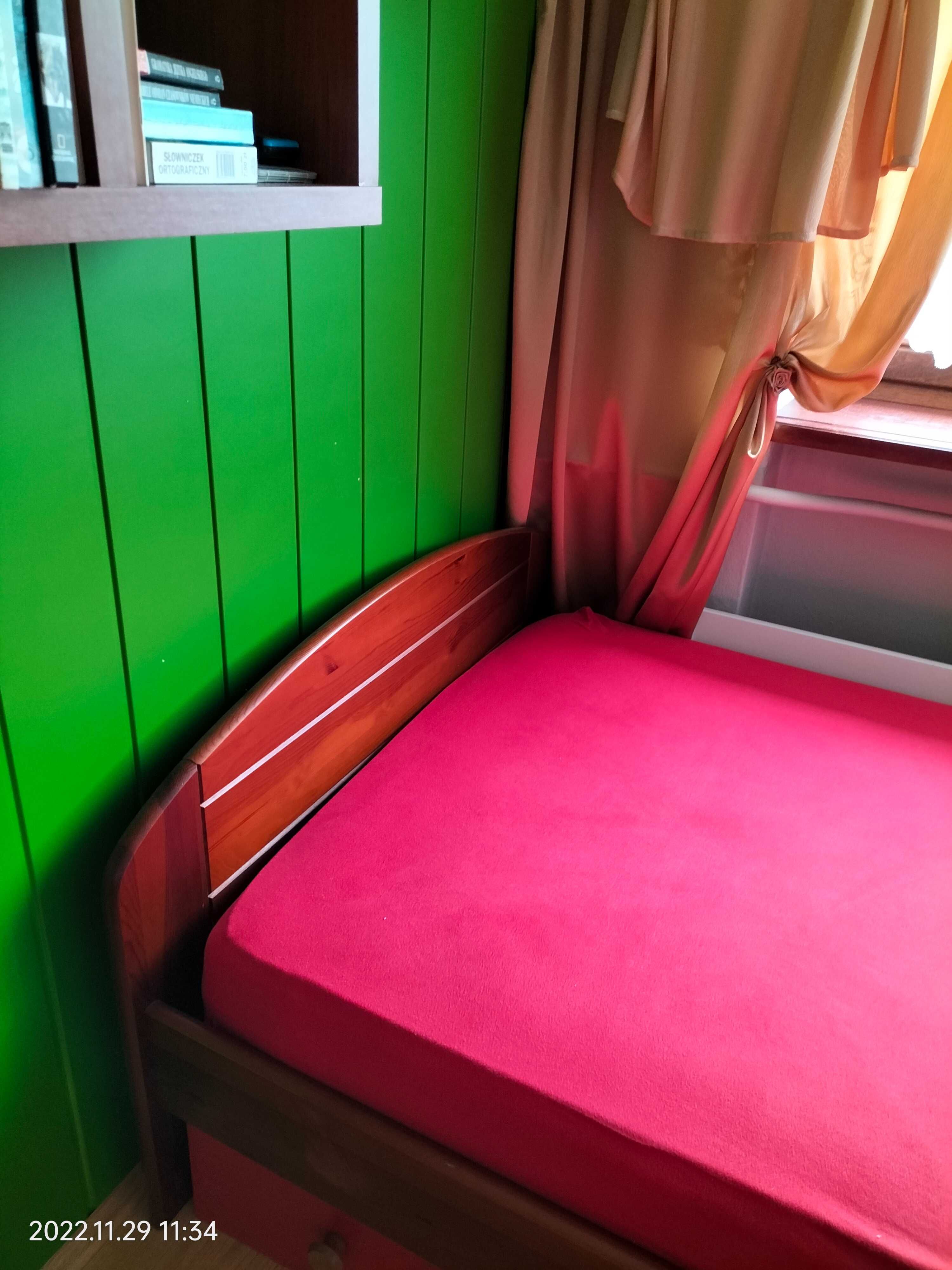 łóżko drewniane  z wygodnym dobrym materacem