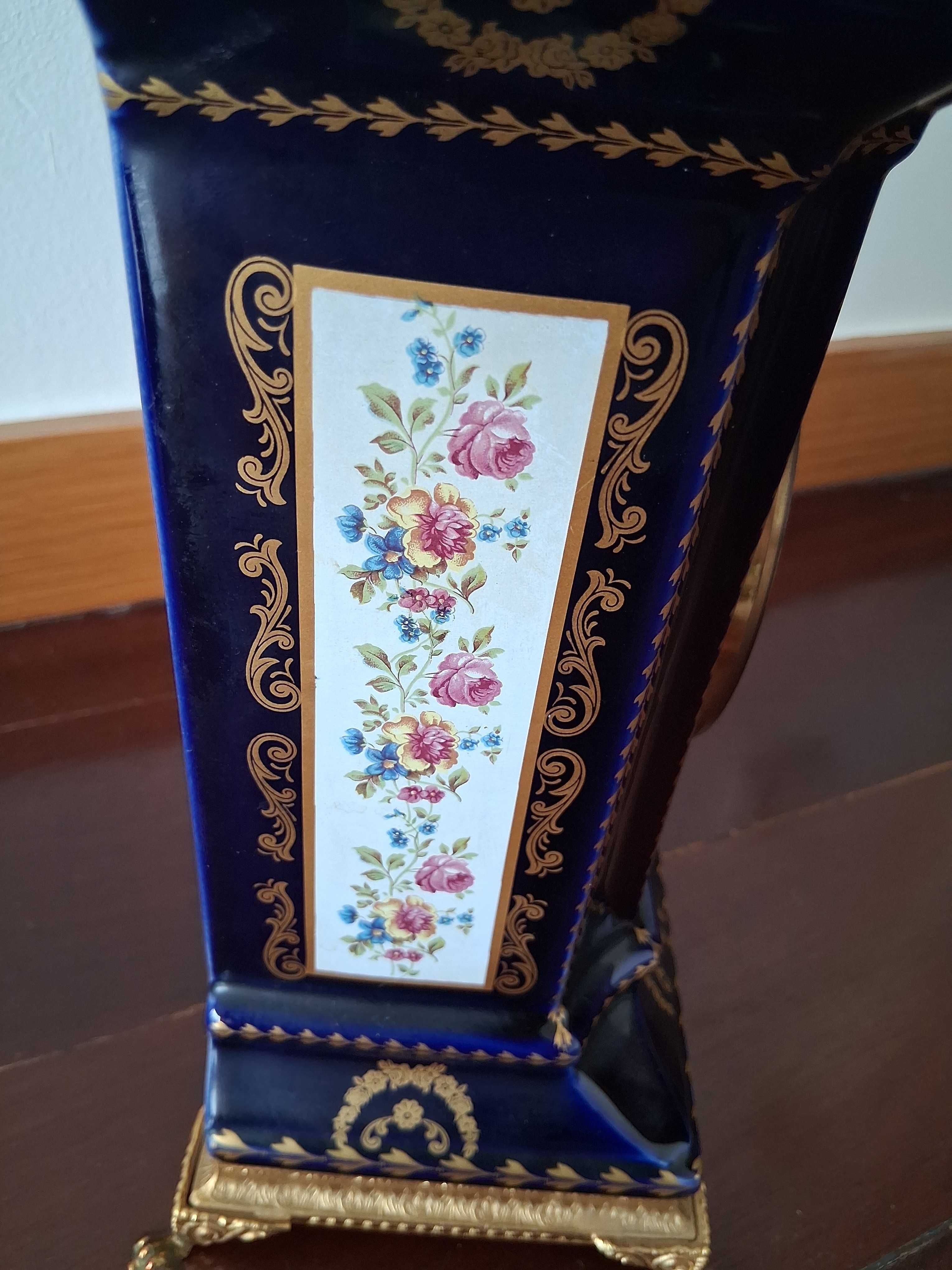 Relógio de mesa - porcelana Limoges e decoração a ouro