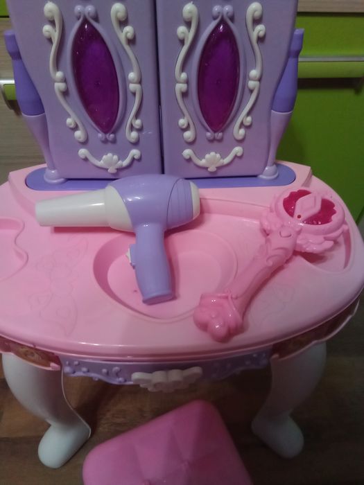 Toaletka z lustrem i krzesełkiem dla dziewczynki