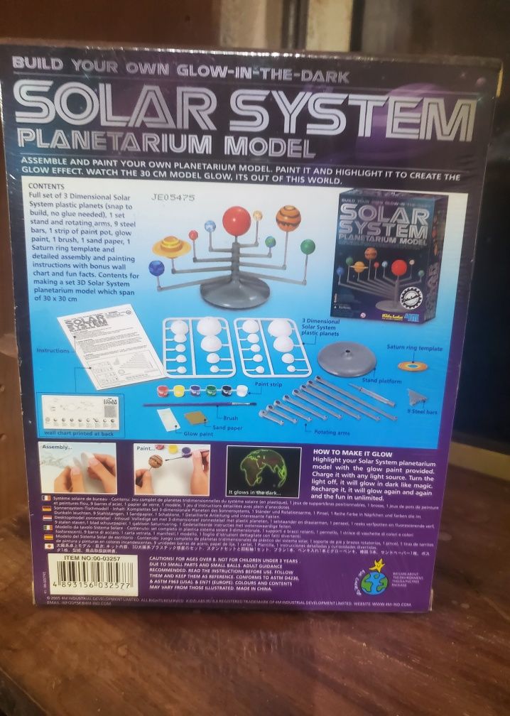 Modelo constroi o teu sistema solar que brilha no escuro