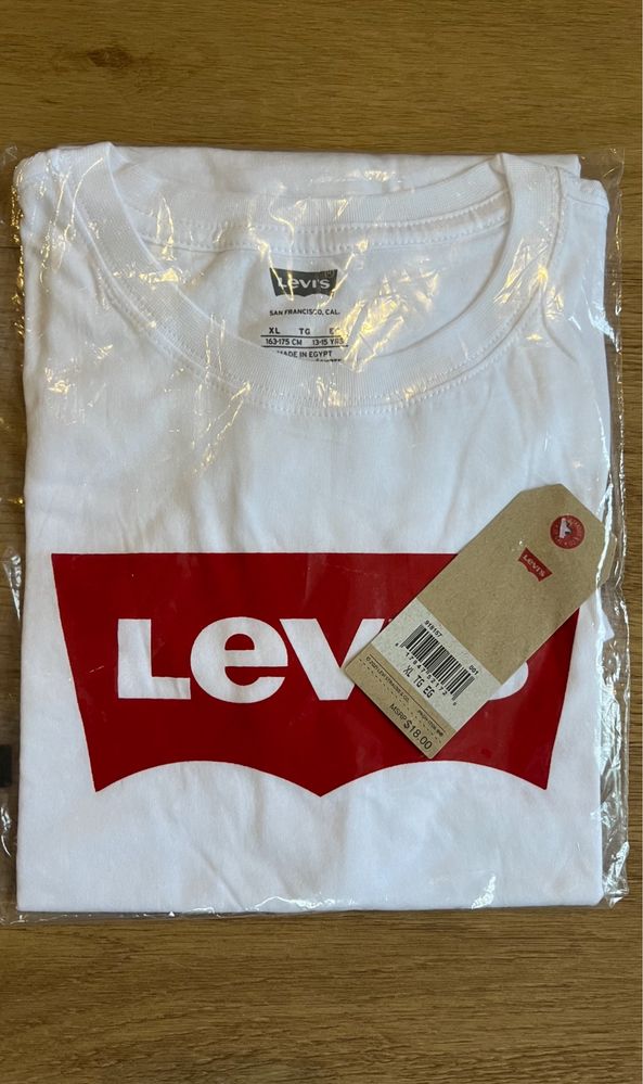 Мінімалістична класика Levis футболка S