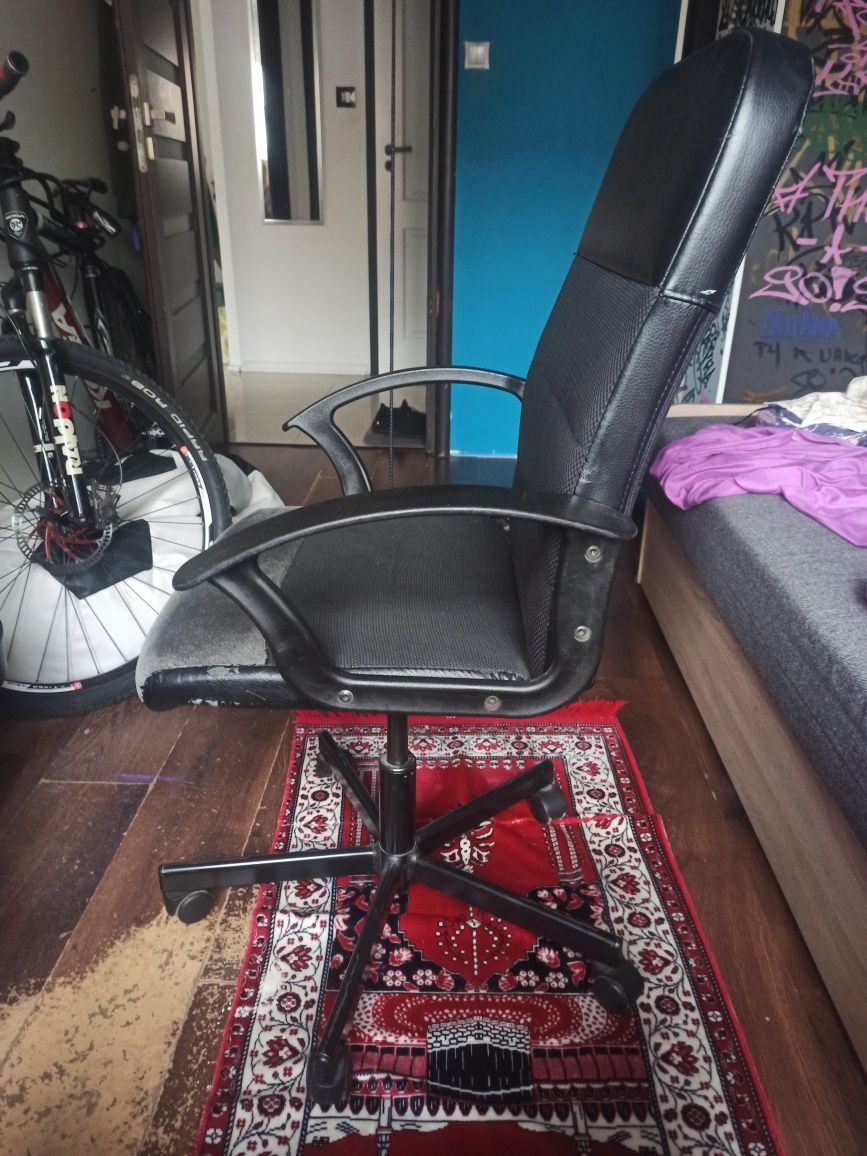 krzesło biurowe czarne z siatką
