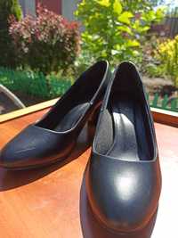 Чорні шкіряні туфлі на оригінальних підборах